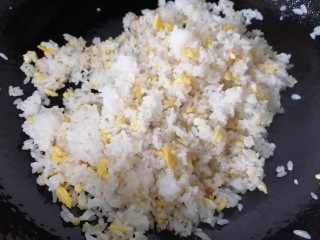 玉米虾仁蛋炒饭,放入米饭翻炒均匀