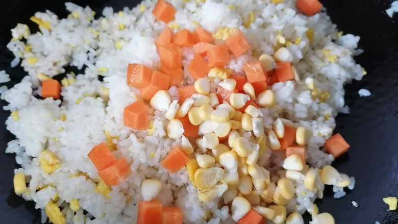 玉米虾仁蛋炒饭,放入胡萝卜和玉米粒