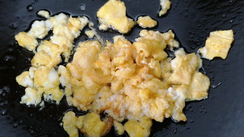 玉米虾仁蛋炒饭,将鸡蛋炒成小块