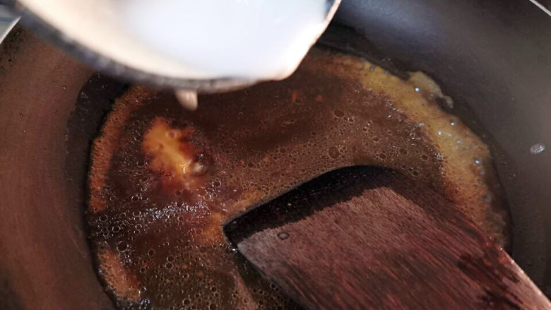 芋头蒸五花肉,沥出的汤汁加入水淀粉，勾个薄芡
