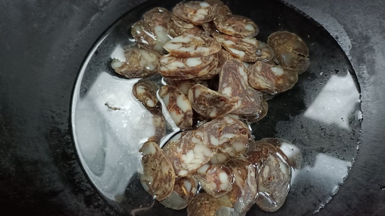 豆米炒腊肠,另起锅烧水，倒入腊肠