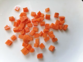 小炒毛豆,胡萝卜切成颗粒状