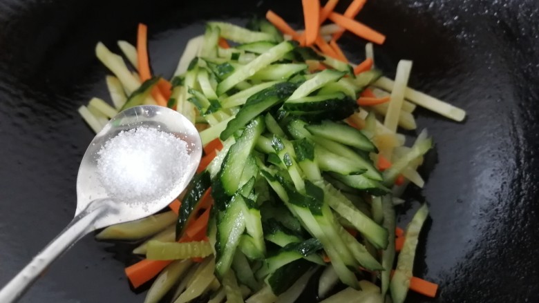 黄瓜炒土豆丝,加入一勺盐调味