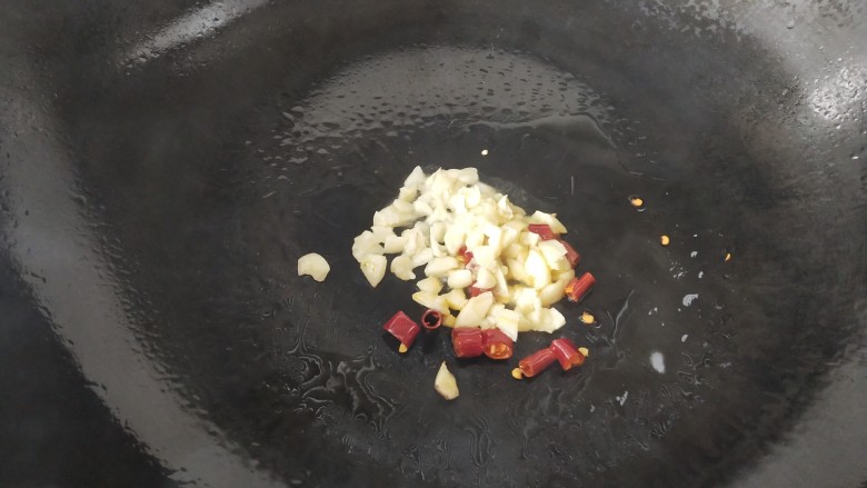 芋头蒸五花肉,锅里放少许油烧热，放入蒜蓉和辣椒圈炒香