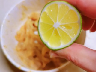 柠檬鸡柳,挤入柠檬汁，反复抓拌均匀，腌制半个小时。