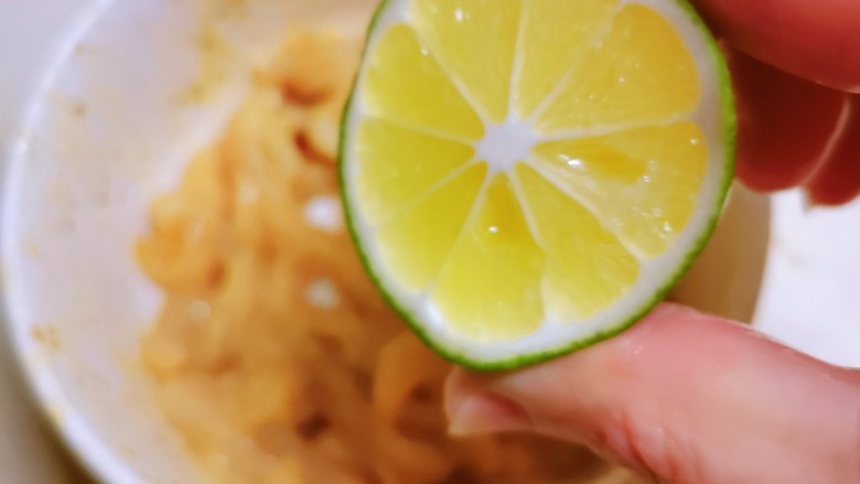 柠檬鸡柳,挤入柠檬汁，反复抓拌均匀，腌制半个小时。
