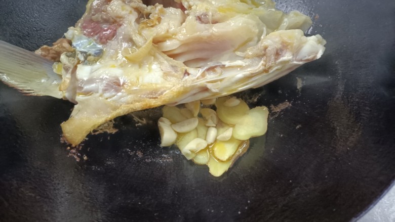 鱼头炖汤,放入生姜大蒜，炸出香味