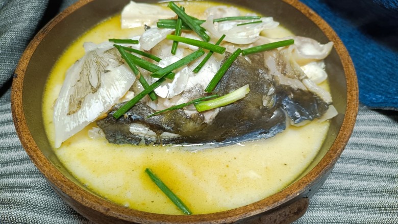 鱼头炖汤,起锅装碗，撤上葱段