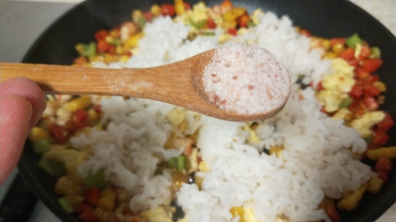 玉米虾仁蛋炒饭,加入适量盐。