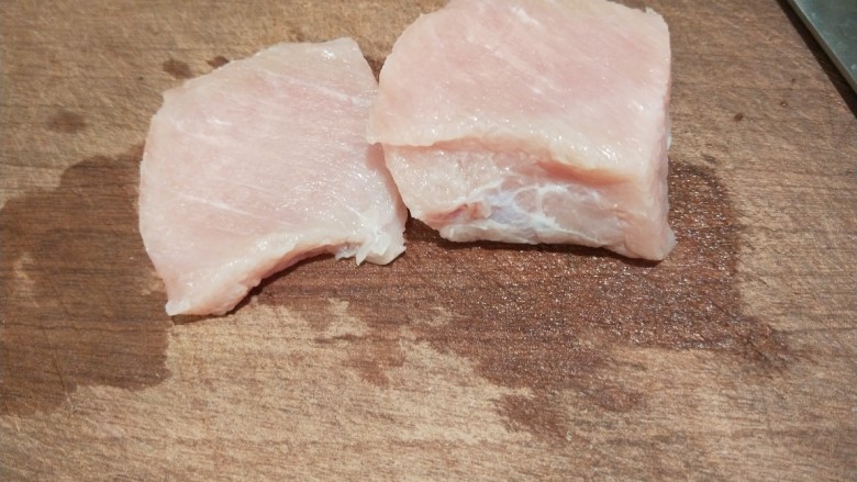 鹌鹑蛋蒸肉末,切成两小块在剁成肉末。