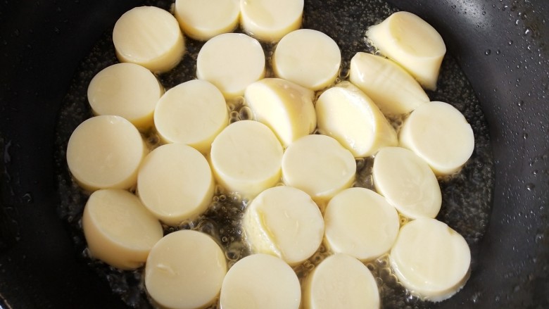 椒盐日本豆腐,把豆腐切成小段码在平底锅里，中小火煎