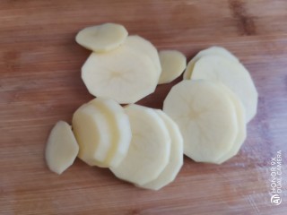 土豆回锅肉,土豆切成厚片