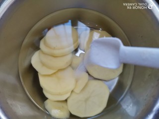 土豆回锅肉,清洗干净淀粉，然后放在盐水里浸泡片刻