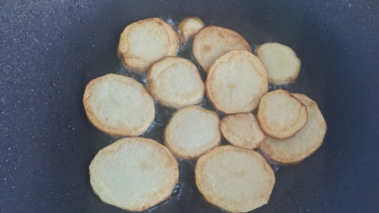 土豆回锅肉,烧油下入土豆片，小火煎至表面金黄焦脆盛出备用
