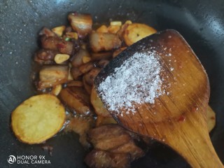 土豆回锅肉,加入一勺糖翻炒均匀
