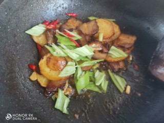 土豆回锅肉,加入青椒，小米椒