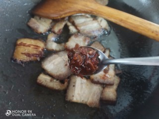 土豆回锅肉,锅里留底油下入五花肉煸炒出肥油，再加入一勺豆瓣酱
