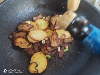 土豆回锅肉,加入一勺生抽，翻炒均匀