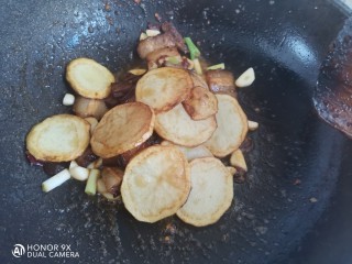 土豆回锅肉,下入土豆片翻炒均匀