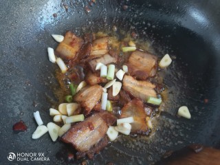 土豆回锅肉,加入葱蒜翻炒出香味