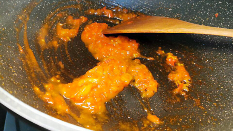 番茄里脊,做为酱汁，要有点耐心炒成番茄糊，起锅前，可以加入醋与白糖调整酸甜度。