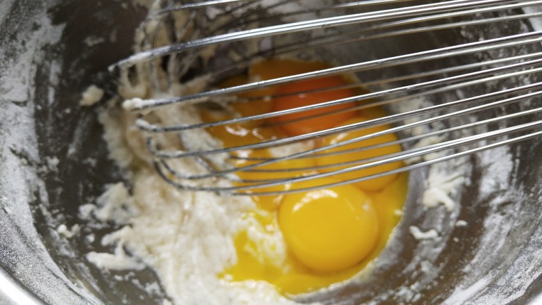 紫薯夹心蛋糕,蛋白和蛋黄分离，蛋黄直接打入拌好的面粉中