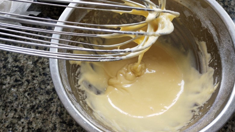 紫薯夹心蛋糕,把面糊和蛋黄拌匀即可，不要过度搅拌，以免产生面筋