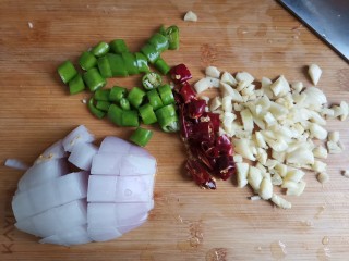 爆炒鸡脆骨,大蒜切成蒜末，干辣椒，切断青尖椒，切段洋葱，切小块