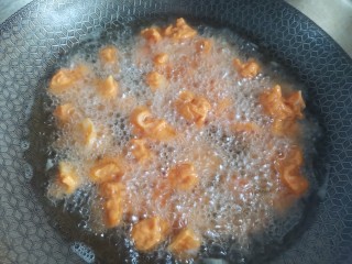 爆炒鸡脆骨,锅中烧油，油温六成热，下入鸡脆骨，小火炸