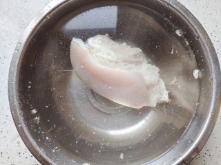 土豆回锅肉,煮好后放入冷水内，浸泡片刻