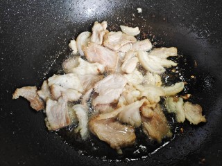土豆回锅肉,起油锅，油热后下猪肉片，翻炒至两面稍稍呈金黄色，并有油逼出来
