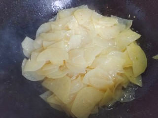 土豆回锅肉,加入土豆片，不停翻炒至土豆片呈半透明状