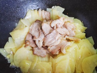 土豆回锅肉,加入猪肉片，翻炒均匀