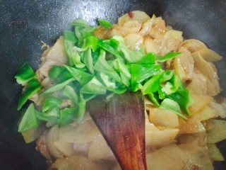 土豆回锅肉,加入青椒，不停翻炒至青椒断生