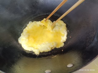 蛋炒饭,起锅烧油，倒入蛋液，炒散