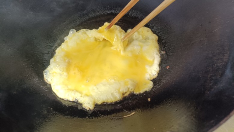 蛋炒饭,起锅烧油，倒入蛋液，炒散