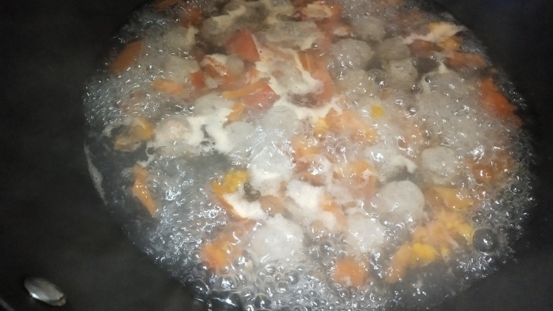 牛肉丸子汤,开大火将锅烧开，牛肉丸子浮起后，将浮沫撇干净，