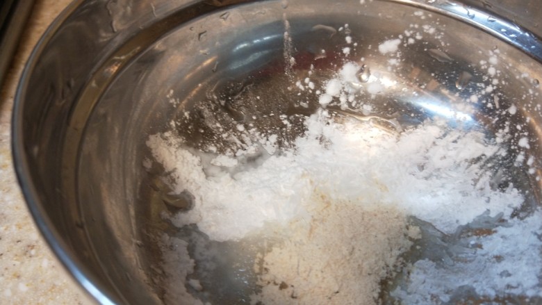 糖醋茭白,盘中加入适量的淀粉。鸡精。白醋，白糖调成汁。
