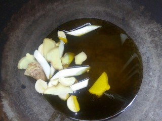 鱼子酱炖鱼划水,菜籽油倒锅中，加葱姜蒜小火炒香。