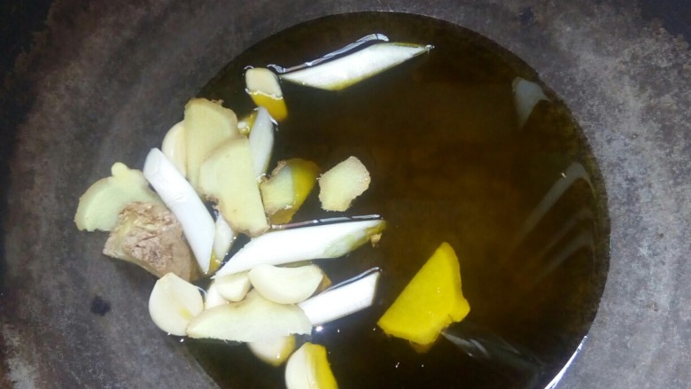 鱼子酱炖鱼划水,菜籽油倒锅中，加葱姜蒜小火炒香。
