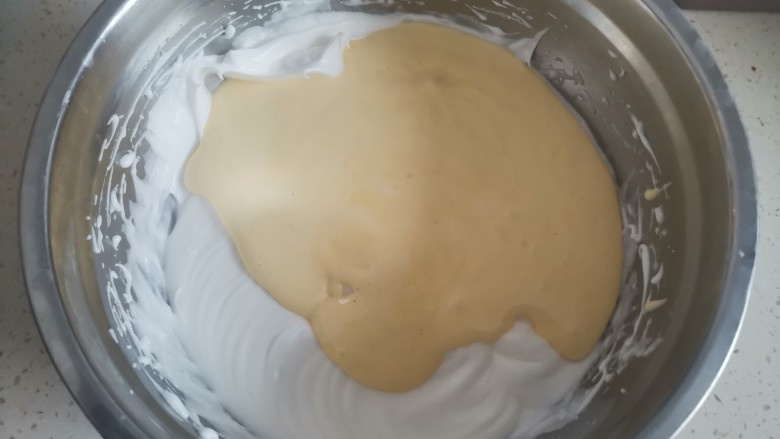 紫薯夹心蛋糕,再倒回到剩余的蛋白霜里，同样的手法翻拌均匀