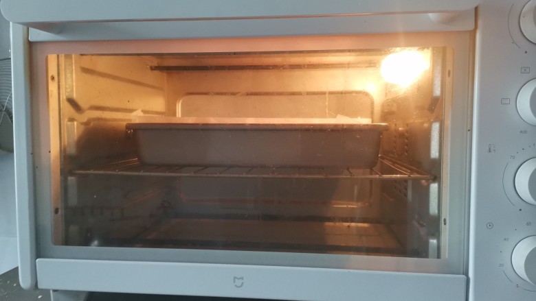 紫薯夹心蛋糕,送入预热好的烤箱上火150度，下火165度烤60分钟