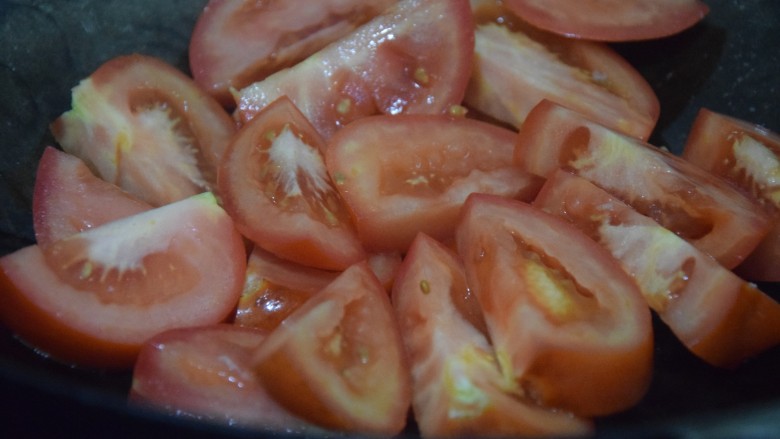 番茄里脊,倒入西红柿翻炒出汁