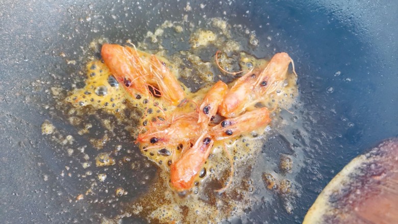 鲜虾丝瓜白玉菇,锅烧油油热，下入虾头，煸出虾头油