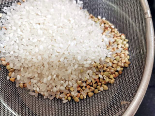 蟹肉粥,大米与荞麦洗净，放入电饭锅煮熟