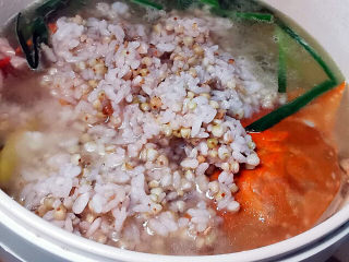 蟹肉粥,加入大米荞麦饭，小火煲粥