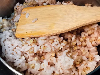 蟹肉粥,煮好的大米荞麦饭要挑松