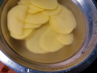 土豆回锅肉,切好的土豆片泡水去淀粉