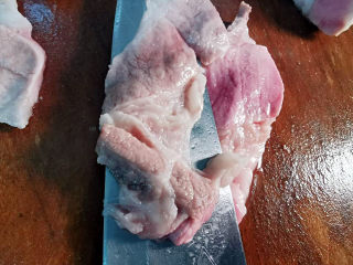 土豆回锅肉,汆烫后的梅花肉切成0．1公分薄片