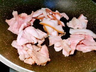 土豆回锅肉,锅烧至八成热，下肉片